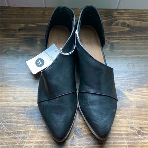 Pointed toe, side cutout black booties